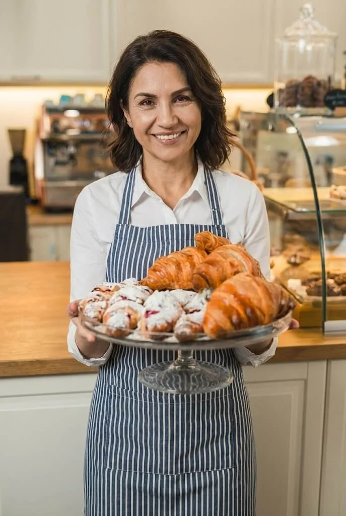 Chef Patricia Beltrán presentando croissants y facturas sin gluten